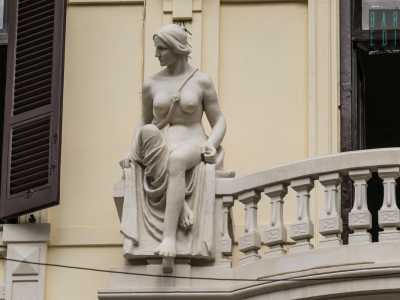 ...ed Eva che, avvolti in morbidi panneggi, scrutano la citt� con sguardo attento